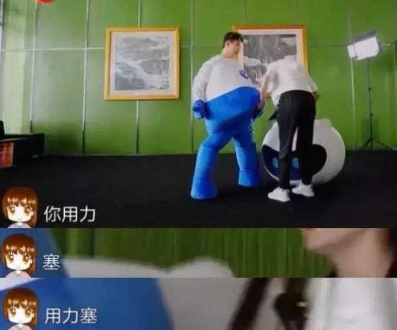 最近他被嘲的最厉害的就是在《极限挑战》里,穿着玩偶服的他一直让