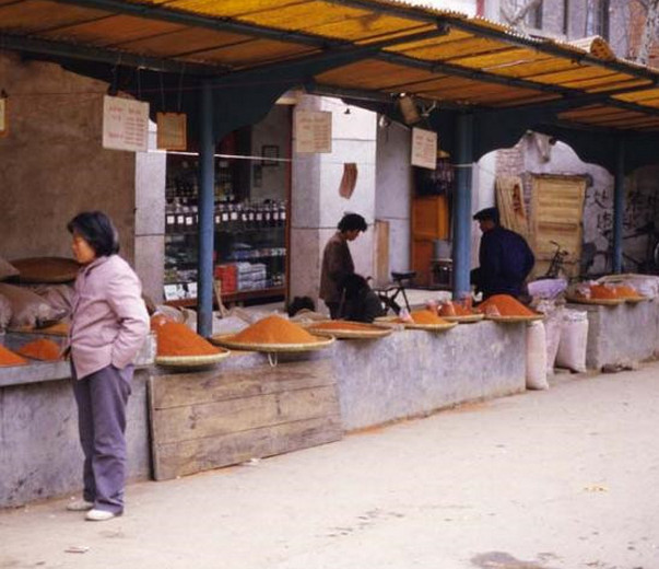 老照片:80年代的菜市场,带你逛逛记忆中的美食聚集地