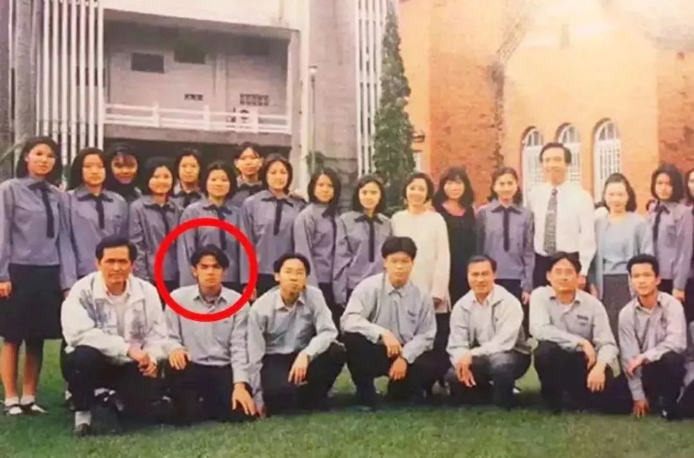 周杰伦淡江中学高中毕业照 这座中学是台湾省比较著名的私立中学,已经