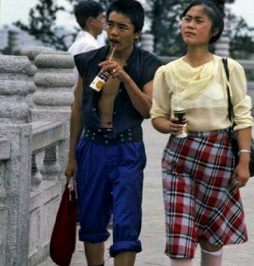 一组老照片:80年代的情侣怎样谈恋爱?小树林甜言蜜语