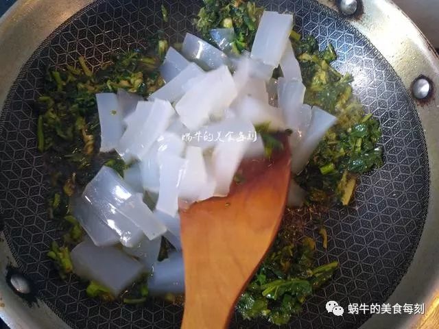 夏天没胃口就做这道咸菜炒魔腐咸鲜爽滑每次能下两碗饭