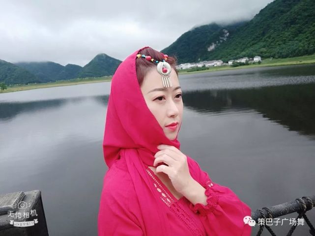 策巴子广场舞《万水千山总是情,再听已不是少年