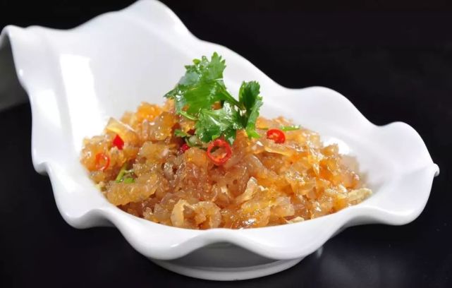 法很多,比如:白菜心凉拌海蜇皮,黄瓜拌海蜇皮,青椒拌海蜇,老醋蛰头等