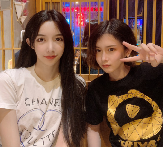 艾比与轩墨宝宝合照,男相越发明显,轩墨宝宝却像他女