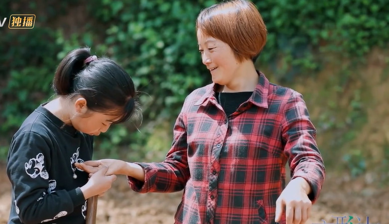 《变形计》农村女孩互换到城市,看她准备的见面礼,网友:太靠谱