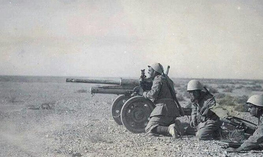一个准备为"百禄"47毫米炮装填弹药的意军炮组,摄于1941年的北非战场