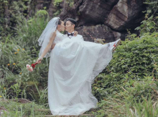 《女人们》婚纱照:蔡少芬被公主抱,钟丽缇婚纱最惊艳