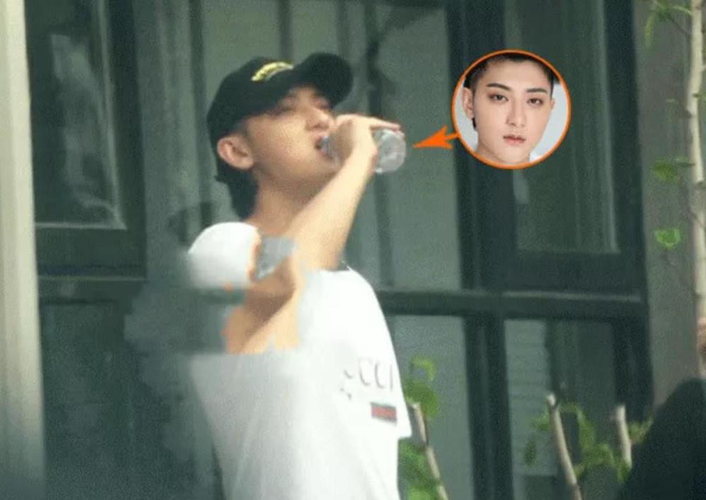 王源吸烟被群嘲,为何黄子韬公众场合吸烟却被赞?三个细节引热议