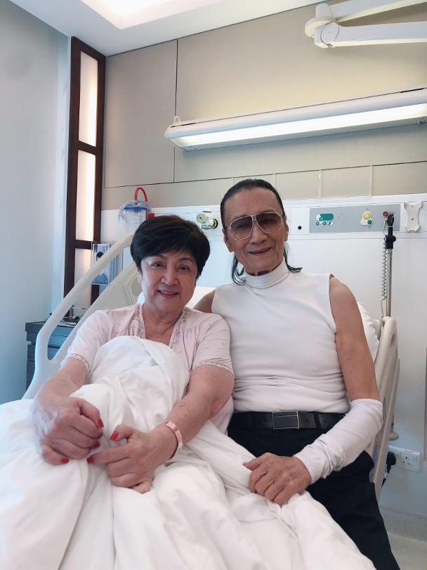 传83岁谢贤卷入"三角恋,四哥约友人聚餐眉开眼笑胃口好