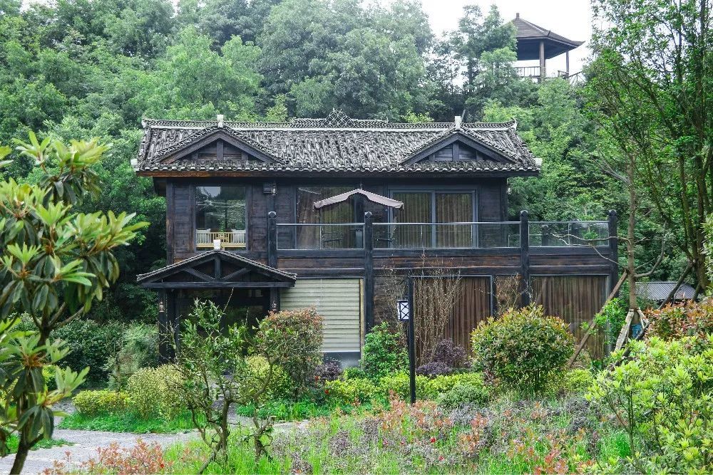 百里杜鹃花舍酒店 酒店坐落于百里杜鹃启化村彝山花谷景区内,地理