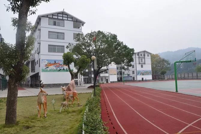 远眺天门,位于张家界市永定区城西文化区,地处张家界市永定区大庸桥