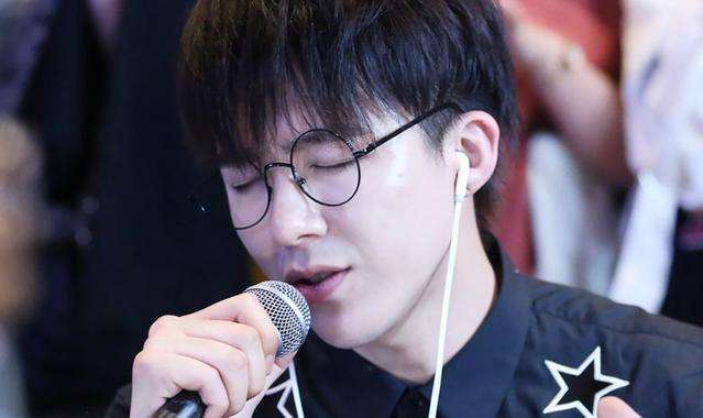 当女友粉真不容易,还得穿婚纱去看演唱会!刘宇宁咋这么厉害呢?