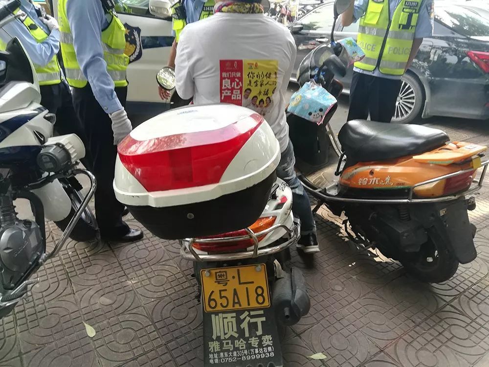 惠东一妇女 驾驶摩托车 没带 行驶证,驾驶证 还阻碍执法,辱骂殴打交警