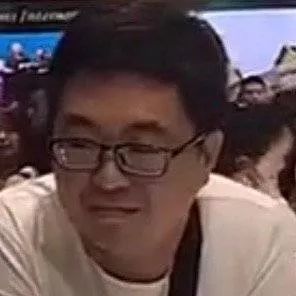 女生戴手镯疼成表情包,怎样才能优雅的把它摘下来?