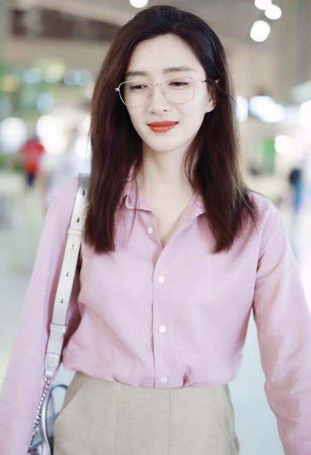 江疏影穿粉色衬衫搭棉麻裙,戴金丝框眼镜显气质,满屏