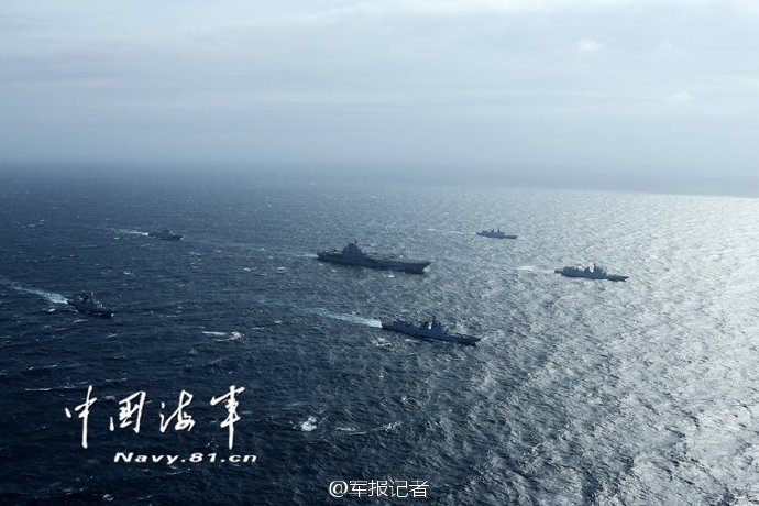 歼-15亮相南海上空 从辽宁舰起飞 ( 高清组图)