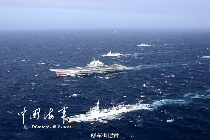 歼-15亮相南海上空 从辽宁舰起飞 ( 高清组图)