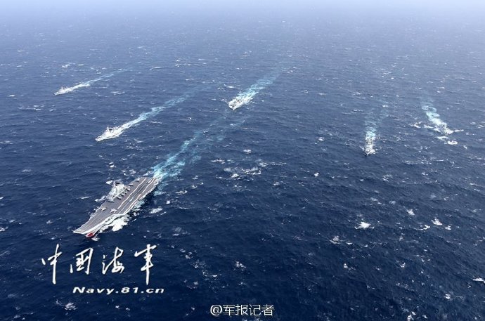 歼-15亮相南海上空 从辽宁舰起飞 ( 高清组图)