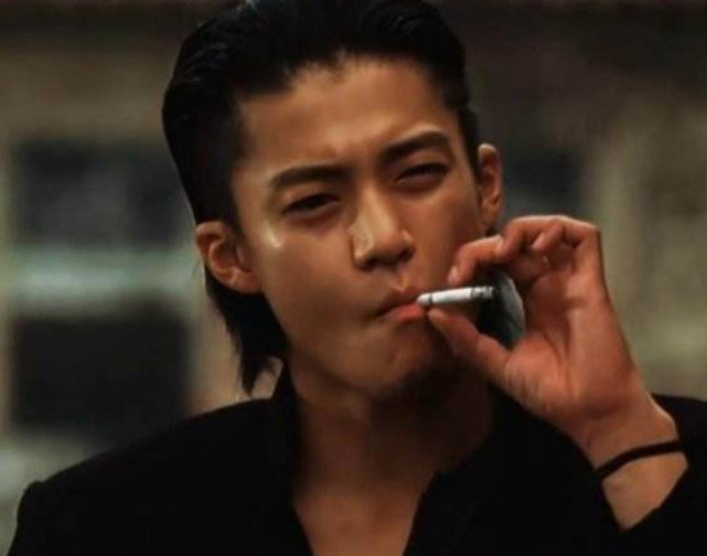 同是抽烟姿势:小李子帅气,小栗旬霸气,看到中国的他