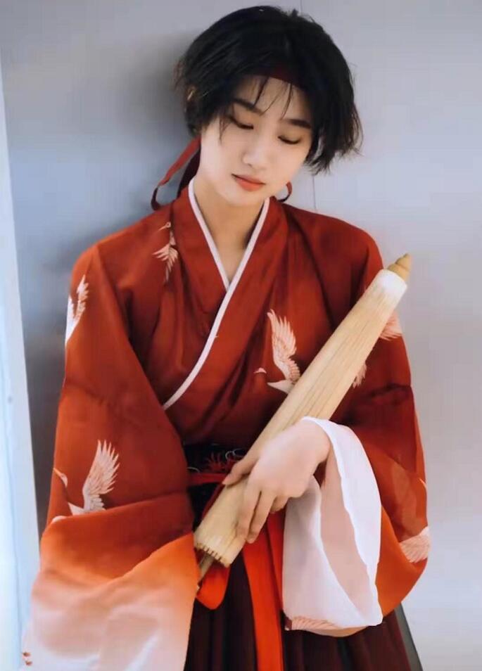 小姐姐一头利索短发,身穿汉服攻气十足,却被袍子误认为是蔡徐坤