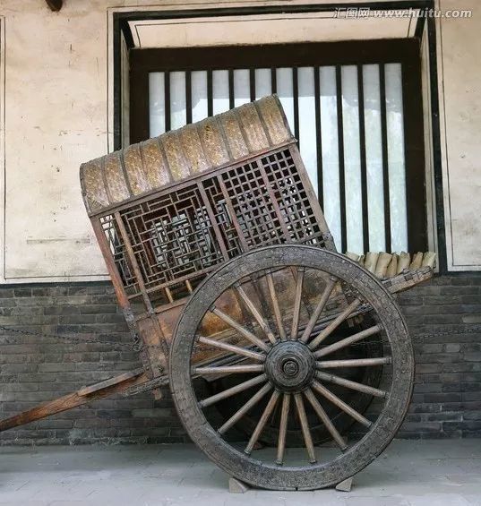 还有比较高大上的选择,就是"骑马或马车",这可都是有身份地位的贵族和