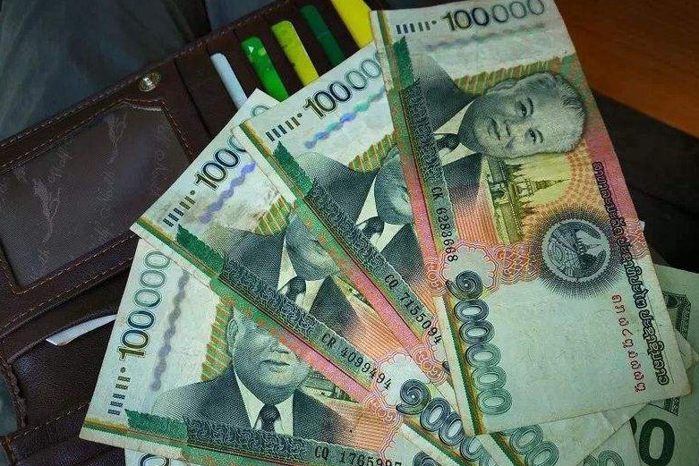一百块人民币在老挝等于多少钱,可以做什么事情?网友