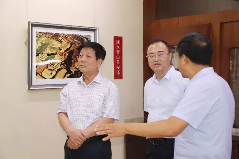 【分享】李朝旗观看安泽摄影展
