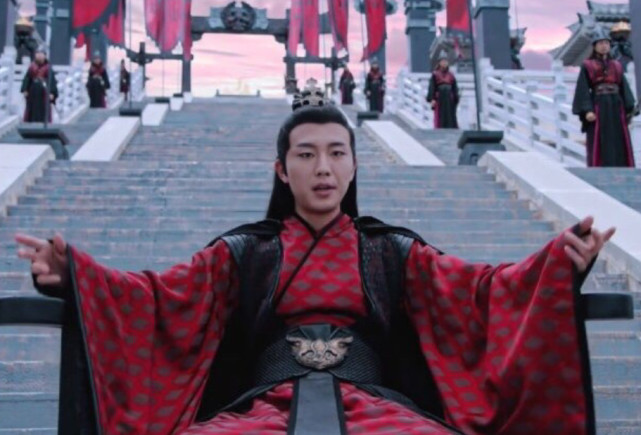 演《陈情令》温晁获关注,看他换上现代装后,颜值不输