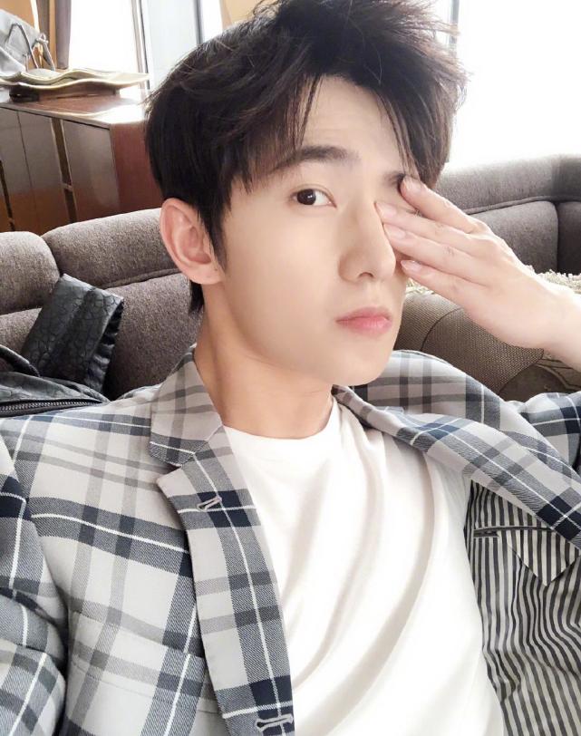 爱情容易让人失控,六大星座的男人易让你的思维混乱