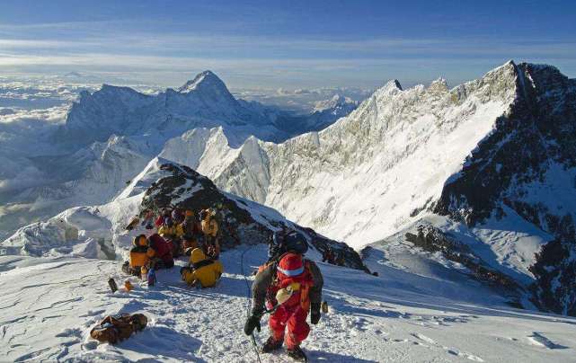 珠峰上登山者的遗体,为何一直没有人把他们运下山?看