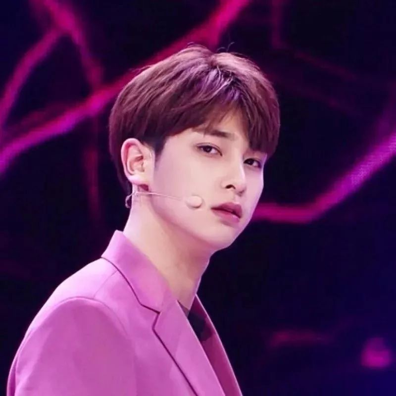 参加《produce x 101》时,李瀚杰意外被日本网友发现与国宝级帅哥