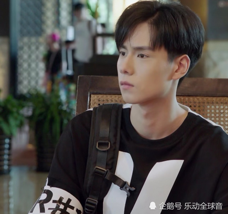 亲爱的热爱的:韩商言带佟年去参加总决赛,并穿kk队服表示身份