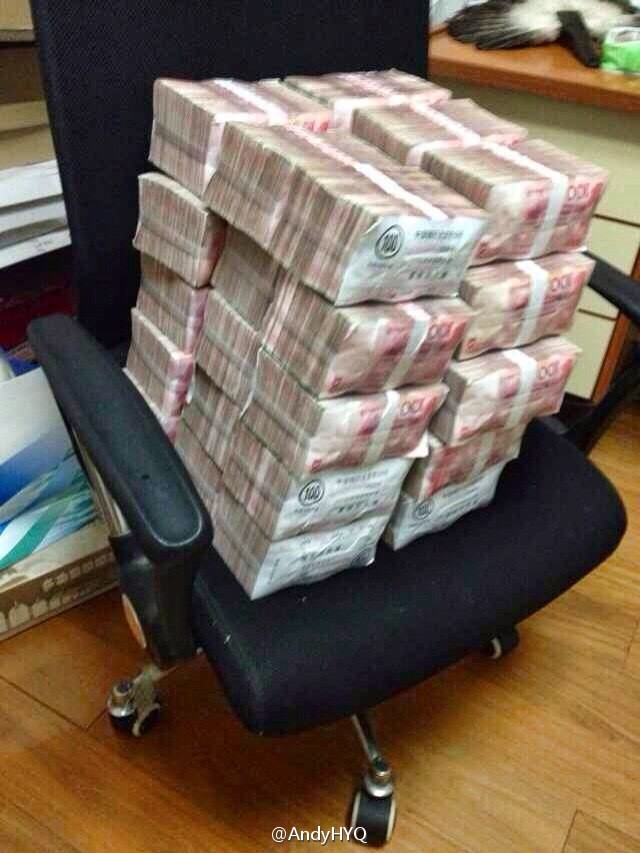 把成捆成捆的人民币堆成砖头,放在他的办公椅上.