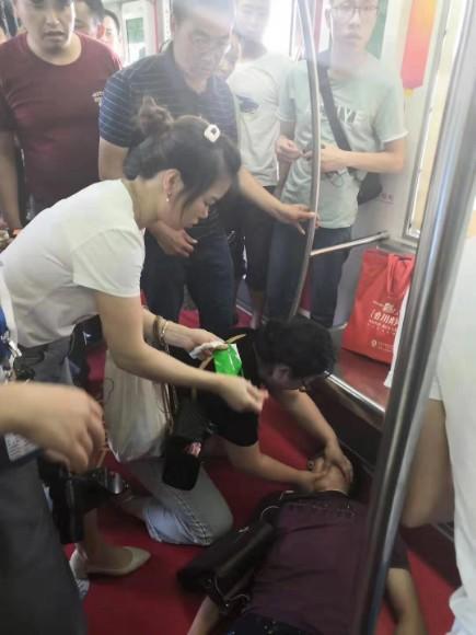 3号线乘客突然倒地抽搐 护士紧急救治脱离危险