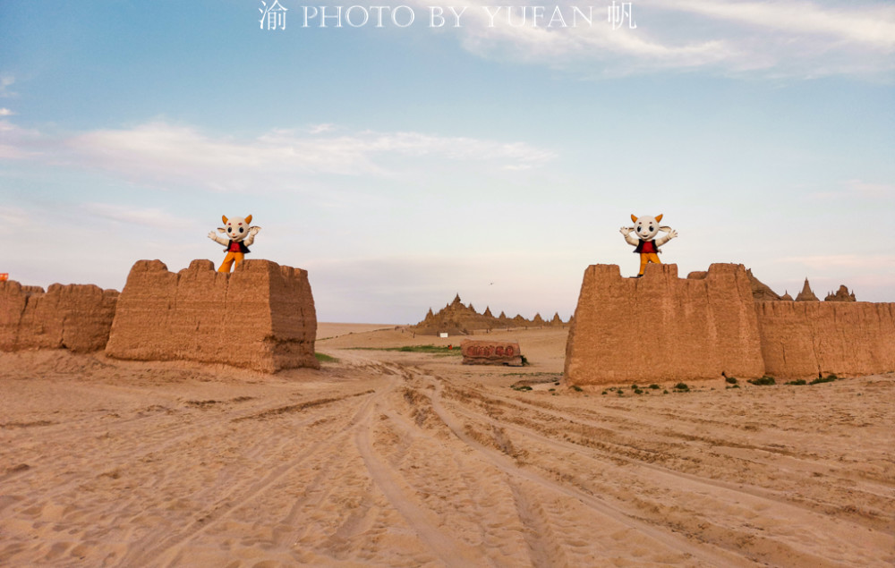 宁夏一沙漠之中遇见巍峨城堡,近看是楼兰古城,再走近