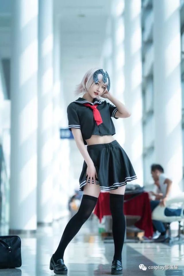 cos黑贞jk场照头发都乱了