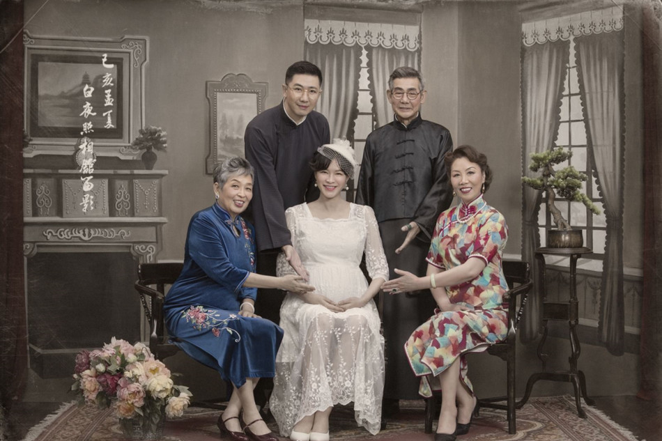 李艾捧孕肚民国风全家福曝光,公婆罕见出镜身高成亮点