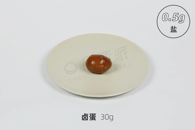 一颗卤蛋,含一天1/4多的盐