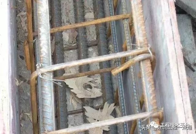 基础钢筋保护层垫块厚度不够.