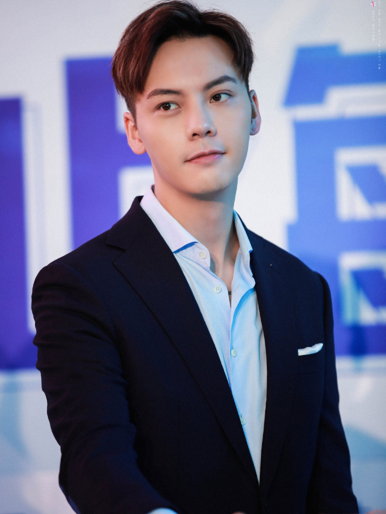 李现和陈伟霆,同样的黑色西装搭配,你喜欢哪种风格?