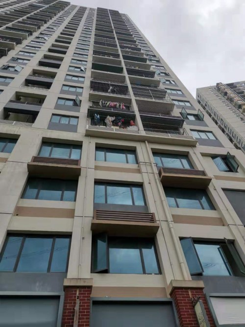 深圳小区18楼坠石块系空调飘板外沿脱落掉落处常有小孩玩耍