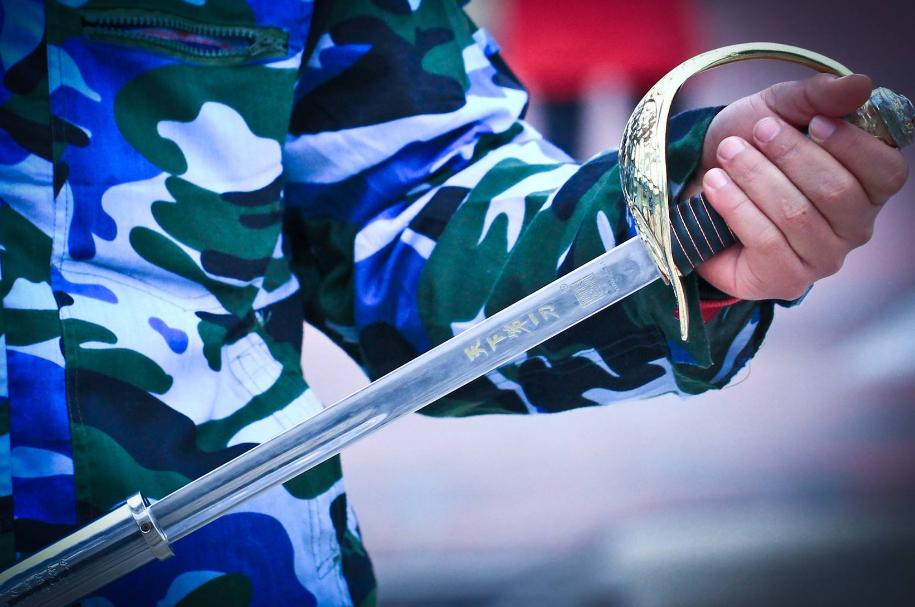 国旗护卫队使用的指挥刀,为啥是西洋款式?仔细看一下就懂了!