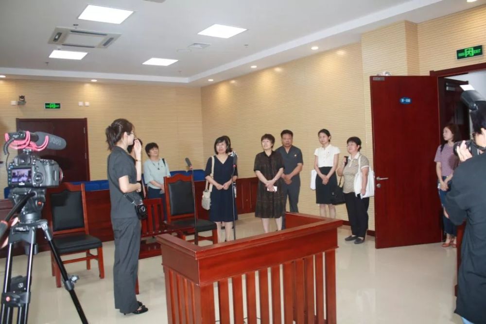 7月29日上午,市妇联副主席王丹萍,胡永梅一行20余人到我区法院参加