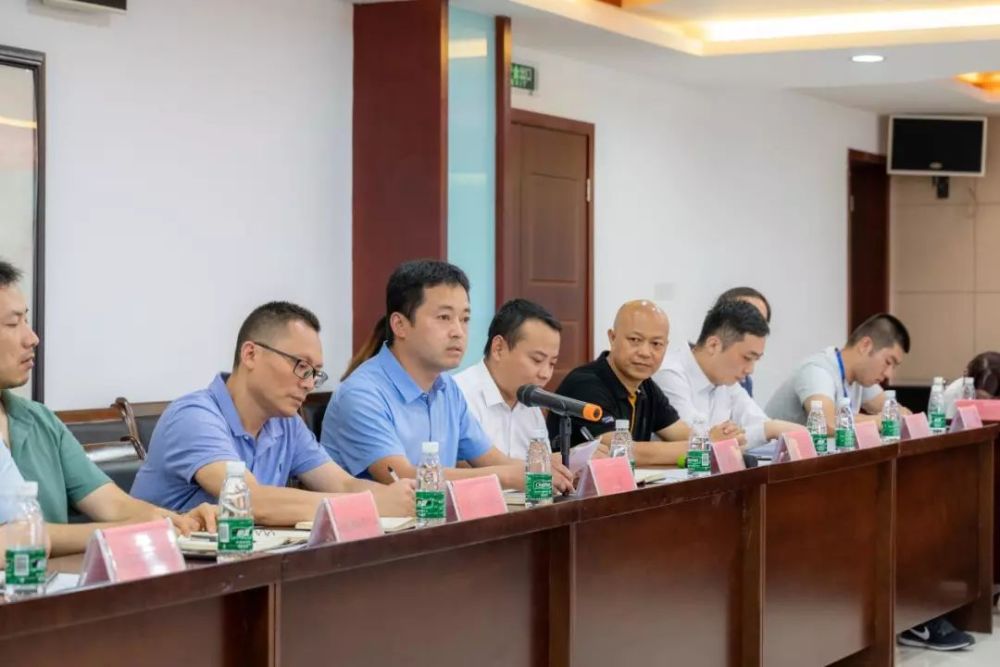 双流区委宣传部副部长,区互联网信息办公室主任何敏介绍情况