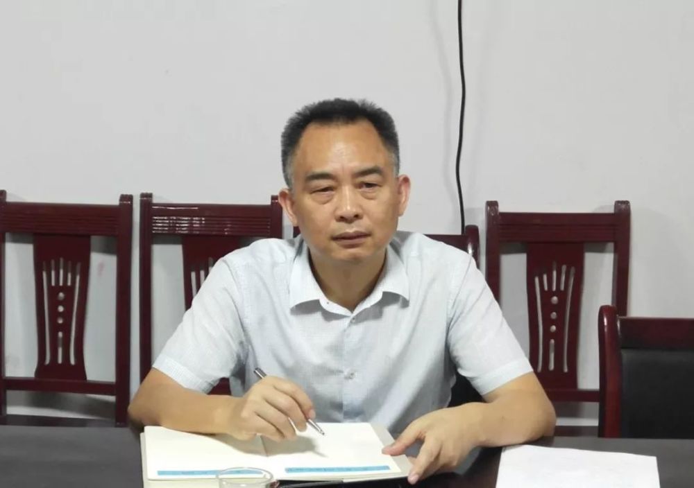 副县长,公安局长邓安华住村督导扶贫工作并夜访群众
