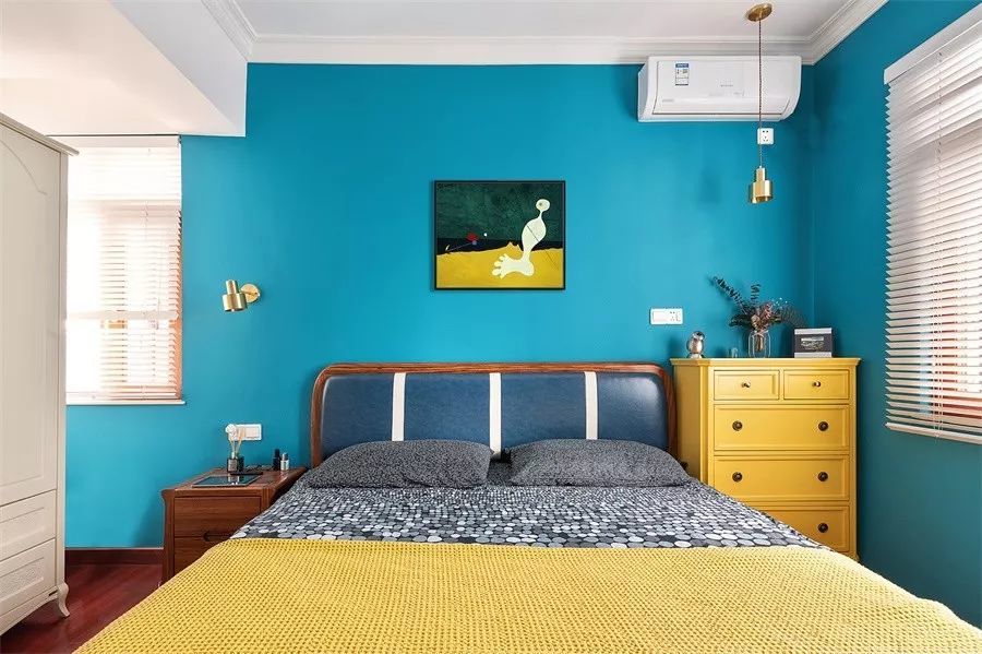 卧室里黄色的五斗柜,与背景墙的强烈撞色,让房子的装饰更显张扬与活力