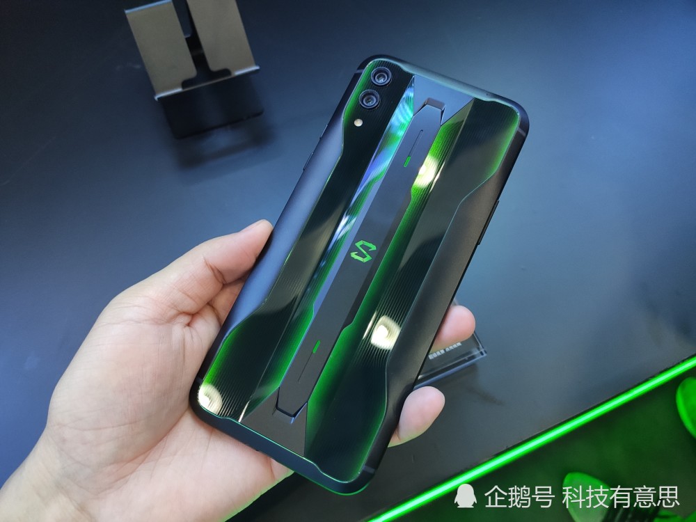 7月30日下午,黑鲨科技在北京发布了旗下新机黑鲨游戏手机2 pro.