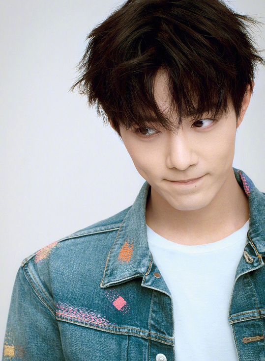 肖战绝美壁纸:抿嘴微笑的模样可爱极了,我感觉我心动