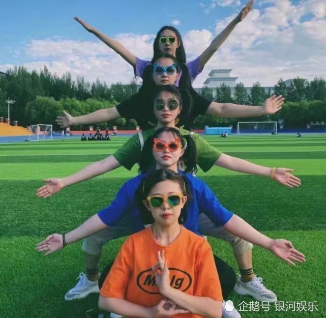 "闺蜜拍照"新姿势,张张秀到姥姥家,叫闺蜜一起来"拍照"