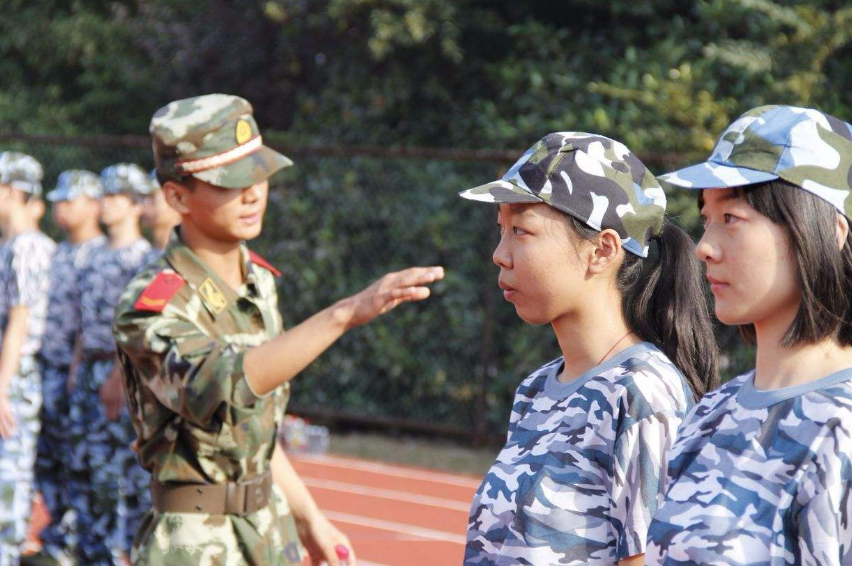 退役教官直言:为何很多士兵喜欢带大学生军训?第三点看哭学生党